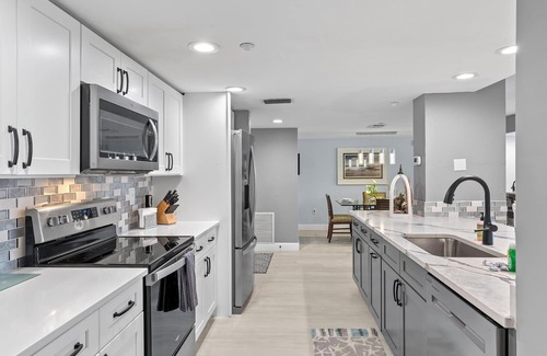 South Island Condo | Gullwing 401 | Balcony Dining, Bar, Resort Pool + Beach Access