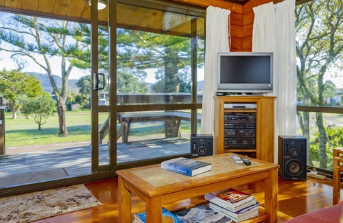 Pauanui Cottage | Gumhill Escape - Pauanui Holiday Home