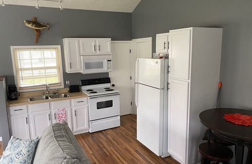 Shelbyville Cottage | Gun Lake Cottage Whispering Pines Resort