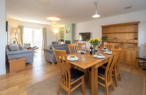 Aldeburgh Cottage | Gun Lodge - sleeps 6 guests in 3 bedrooms