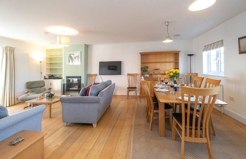 Aldeburgh Cottage | Gun Lodge - sleeps 6 guests in 3 bedrooms