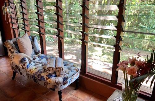 Rocky Point Cabin | Gunnadoo Holiday Hut with Ocean Views and Jacuzzi