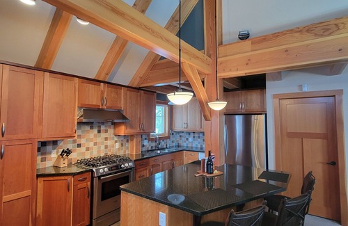 Golden Ski Chalet | Gunners Lodge - Kicking Horse True Ski in/Ski Out