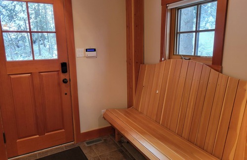 Golden Ski Chalet | Gunners Lodge - Kicking Horse True Ski in/Ski Out