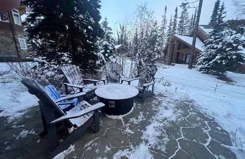 Golden Ski Chalet | Gunners Lodge - Kicking Horse True Ski in/Ski Out