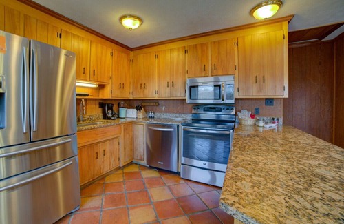 Smith Mountain Lake House | Gus's Getaway- Dog friendly home with huge dock with electricity - pool table and old school juke box