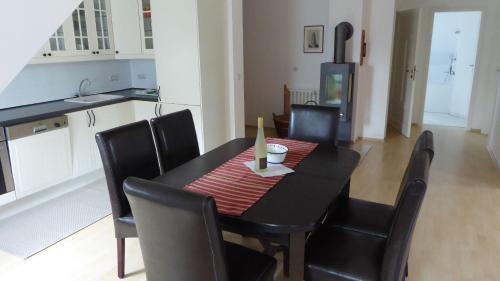 Gingst Apartment | Gut-Rattelvitz-Galerie-D-hochwertig-Sauna-Kamin-eTankstelle-Spielscheune-15-000qm-Parkland