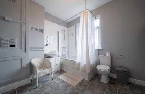 Bramcote Bed & Breakfast | GV Rooms - Beeston Town Centre, Nottingham