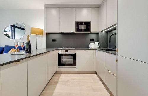 Harrow Apartment | GW17 - Antonia Suite