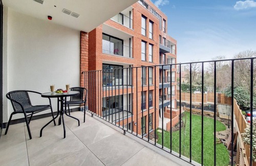 Harrow Apartment | GW17 - Antonia Suite