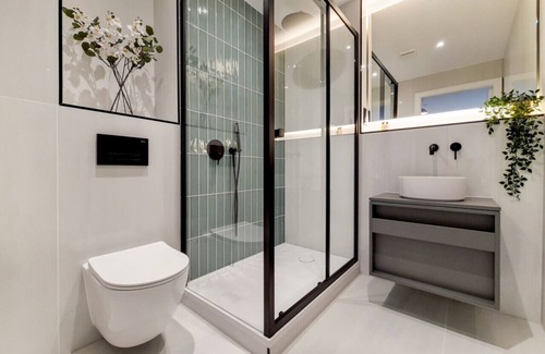 Harrow Apartment | GW17 - Antonia Suite