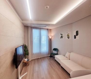 Suyeong-Gu Apartment | #Gwangan Bridge#광안리해수욕장#광안대교뷰#해변뷰#헬스사우나#코니하우스