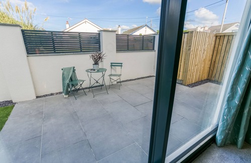 Rhosneigr Cottage | Gwel y Mor - sea views in Rhosneigr - sleeps six guests in three bedrooms