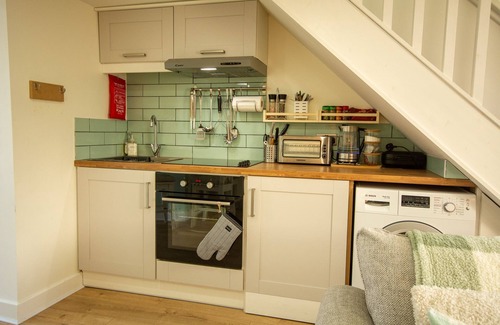 Brynsiencyn Cottage | Gwens House - sleeps 4 guests in 2 bedrooms