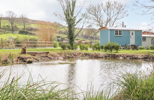 Hayle Cottage | GWITHIAN SHEPHERDS HUT, romantic, with open fire in Hayle