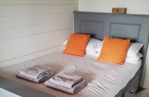 Newenden Cottage | GWR Toad - Original converted train carriage - Sleeps 2 - watch steam trains pass by 20ft away