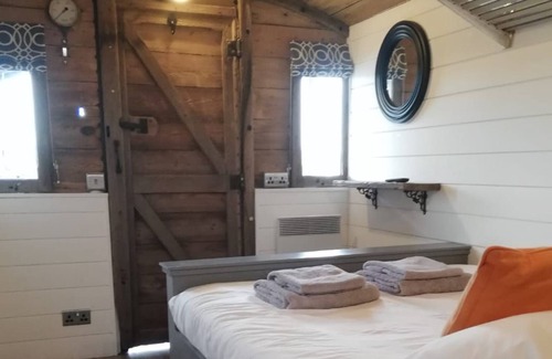 Newenden Cottage | GWR Toad - Original converted train carriage - Sleeps 2 - watch steam trains pass by 20ft away