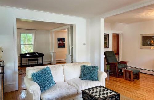 Wellington House | Gwyn Haven - Spacious Charming Century Home in Wellington
