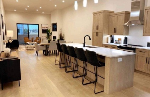 Windsor House | Gym/Sauna Luxury 5-Star Home in South Windsor. Spotless Clean & Maintenance Free