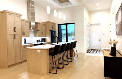 Windsor House | Gym/Sauna Luxury 5-Star Home in South Windsor. Spotless Clean & Maintenance Free