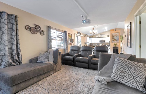 Southern Crossing House | Gym,Theatre Room, HotTub, Sauna, outdoor Pizza oven,grills,Walk to Old Mill