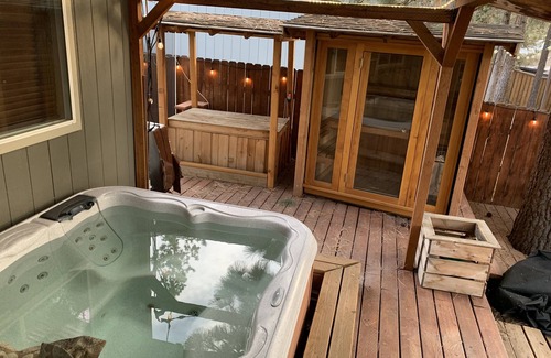 Southern Crossing House | Gym,Theatre Room, HotTub, Sauna, outdoor Pizza oven,grills,Walk to Old Mill