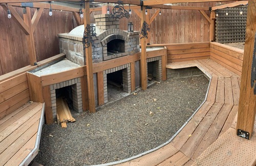 Southern Crossing House | Gym,Theatre Room, HotTub, Sauna, outdoor Pizza oven,grills,Walk to Old Mill