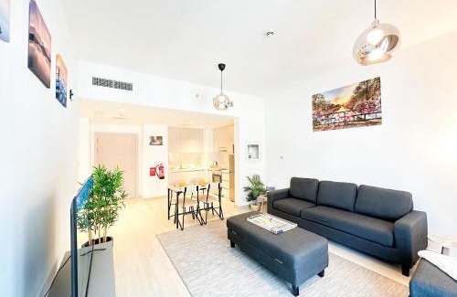 Abu Dhabi Apartment | GymSelf Check-InPoolKing ParkingACBalcony214
