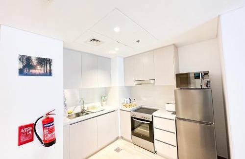Abu Dhabi Apartment | GymSelf Check-InPoolKing ParkingACBalcony214