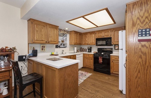Big Bear Lake Cabin | Gypsy Dreams by Destination Big Bear : Gingerbread Cottage Walking Distance to Bear Mountain Resort! WiFi!