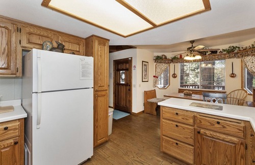 Big Bear Lake Cabin | Gypsy Dreams by Destination Big Bear : Gingerbread Cottage Walking Distance to Bear Mountain Resort! WiFi!
