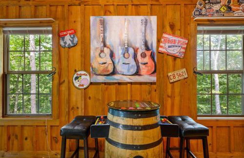 Little Creek Falls House | GYPSY ROAD - Privacy! Log Cabin with Hot Tub, WiFi, DirecTV and Arcade