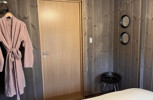 Tromso Apartment | Håkøya Lodge - Scenic two Bedroom Apartment With