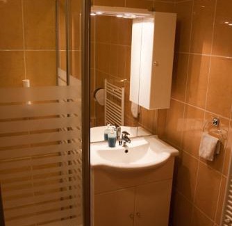 Komarom Apartment | Hét Vezér Apartmanhotel
