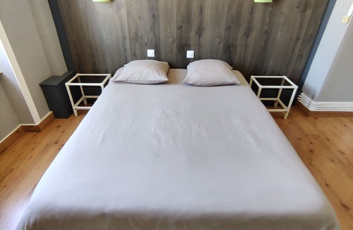 Villedieu-les-Poeles Hotel | Hôtel Saint-Pierre