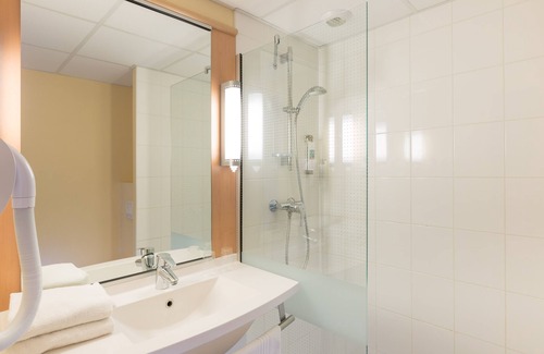 Ploumagoar Hotel | Hôtel Ibis de Guingamp Cœur de Bretagne