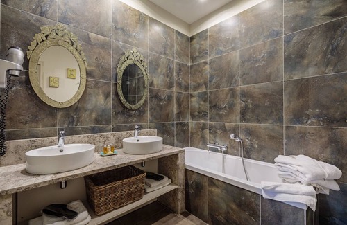 Villeneuve-les-Avignon Hotel | Hôtel La Suite