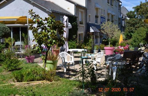 Brissac-Quince Hotel | Hôtel Le Castel