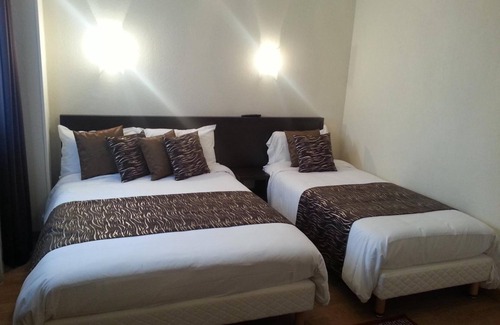 Alencon Hotel | Hôtel Le Chapeau Rouge