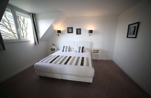 Saint-Hilaire-du-Harcouet Hotel | Hôtel Le Lion d'Or