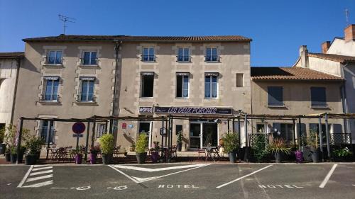 Salles-en-Toulon Hotel | Hôtel Les Deux Porches