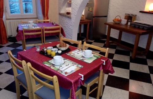 Nozeroy Hotel | Hôtel Les Remparts
