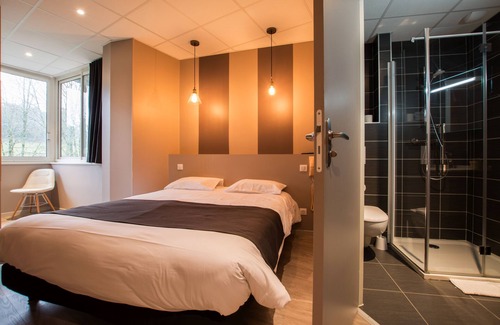 Rieupeyroux Hotel | Hôtel Restaurant Du Commerce