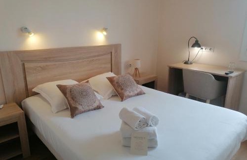 Etauliers Hotel | Hôtel Restaurant Platanes - KB HOTEL GROUP