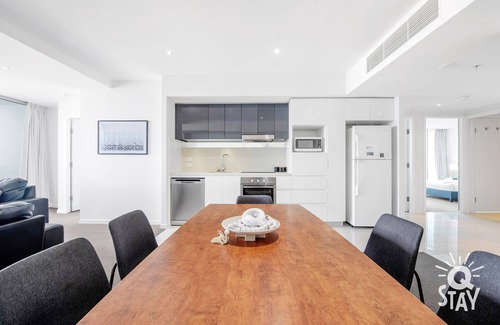 Surfers Paradise Apartment | H'Residence - 3 Bedroom Apartment with Ocean Views