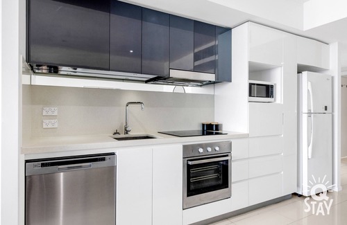 Surfers Paradise Apartment | H'Residence - 3 Bedroom Apartment with Ocean Views