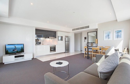 Surfers Paradise Apartment | H Residences Level 10, Ocean, Free Wi-Fi, Parking, Foxtel