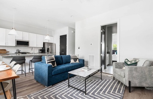 Talbot's Corner Condo | H18 ~ Large Condo w/Private Rooftop with Downtown Views ~ Garage Parking ~ 9 Minute to Broadway