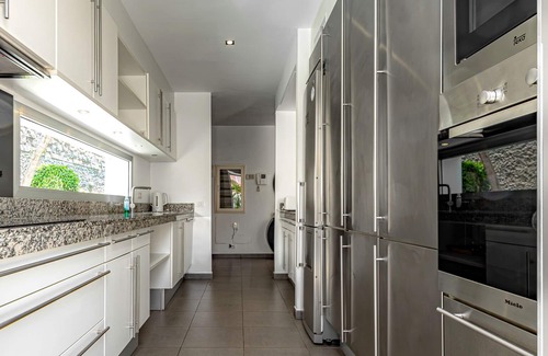 Costa Adeje Villa | H20 Pool@30c fully air-conditioned SUPER WIFI 5 bedrooms4 bathrooms TOP LOKATION