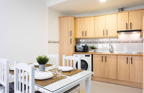 Capuchinos Apartment | H2M Capuchinos French Balcon,parking,WiFi,Aircon